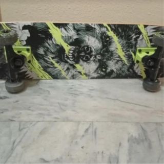 Monopatín con diseño de lobo