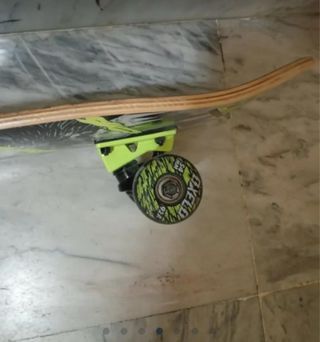 Monopatín con diseño de lobo