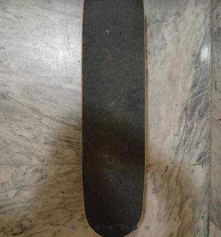 Monopatín con diseño de lobo