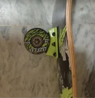 Monopatín con diseño de lobo