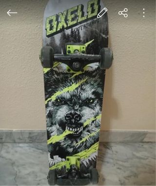 Monopatín con diseño de lobo