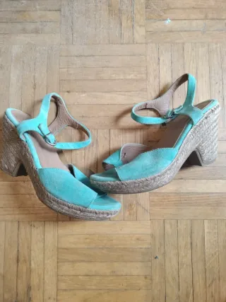 Zapatos planos negros y verde oliva