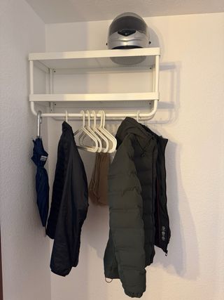 Perchero metálico blanco con estante