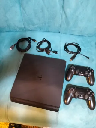 PS4 Slim Nera + 2 Controller + Cavi + 1 gioco