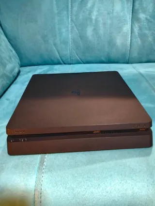 PS4 Slim Nera + 2 Controller + Cavi + 1 gioco