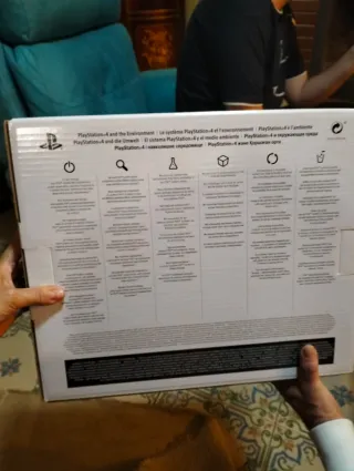 PS4 Slim Nera + 2 Controller + Cavi + 1 gioco