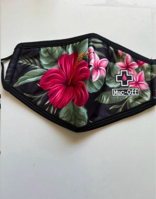 Mascarilla negra con florecitas rosas - Nueva