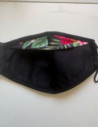 Mascarilla negra con florecitas rosas - Nueva