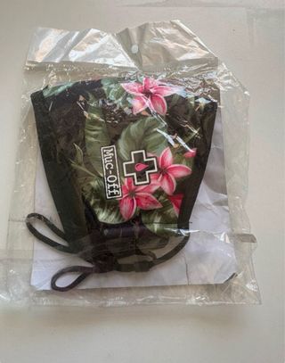 Mascarilla negra con florecitas rosas - Nueva