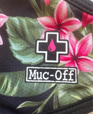 Mascarilla negra con florecitas rosas - Nueva