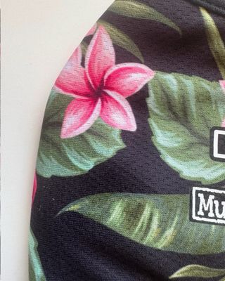 Mascarilla negra con florecitas rosas - Nueva