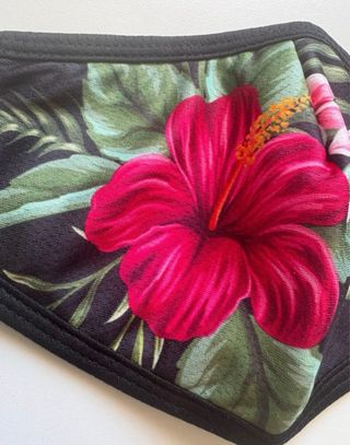 Mascarilla negra con florecitas rosas - Nueva