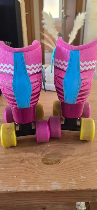 Pattini a rotelle rosa e azzurri