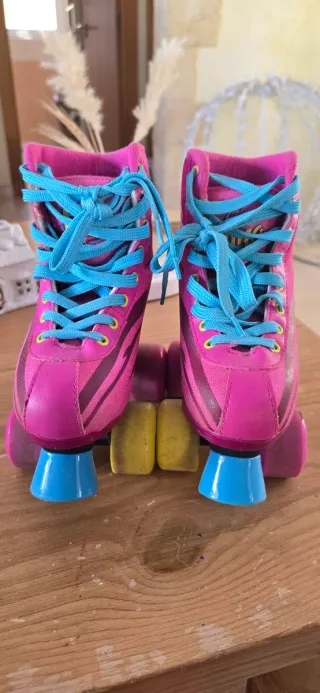 Pattini a rotelle rosa e azzurri