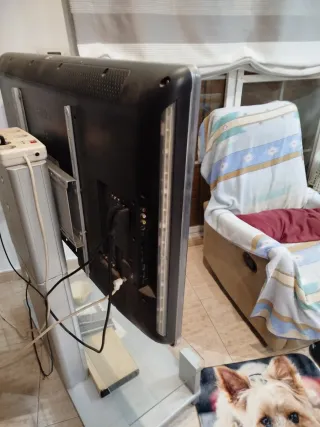 Televisor Philips 47 con soporte Ambilich luces