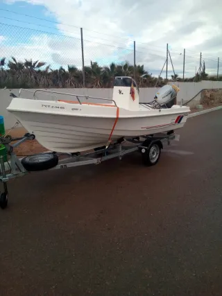 Embarcación con remolque y motor Honda