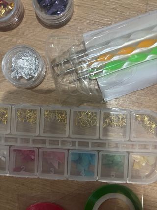 Lote pintauñas y decoraciones de uñas