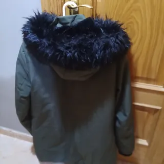 Abrigo verde con capucha y pelo