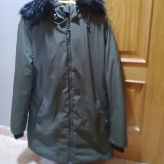 Abrigo verde con capucha y pelo