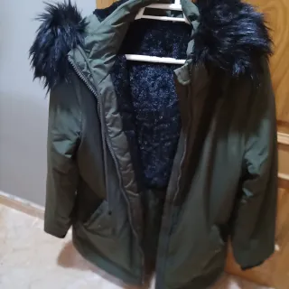 Abrigo verde con capucha y pelo