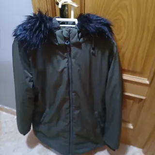 Abrigo verde con capucha y pelo