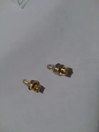 L443 Orecchini punto luce inox oro quadrato 4mm