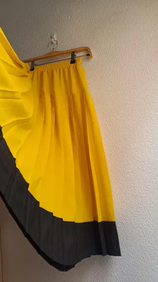 Falda vintage plisada amarilla y negra