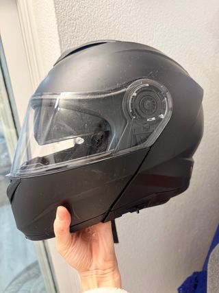 Casco de moto negro marca MTR talla M