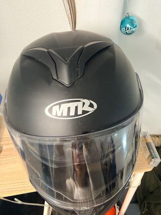 Casco de moto negro marca MTR talla M