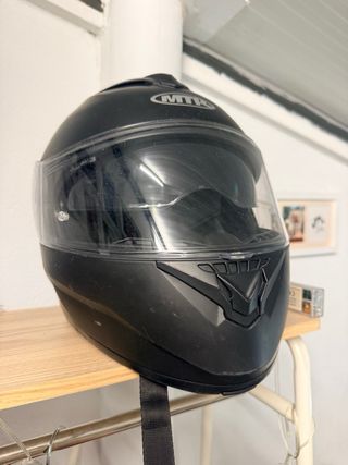 Casco de moto negro marca MTR talla M