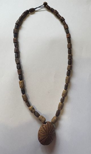 Collar étnico de semillas con medallón grande
