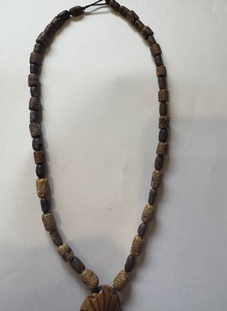 Collar étnico de semillas con medallón grande