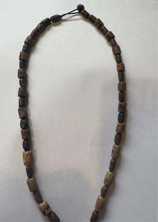 Collar étnico de semillas con medallón grande