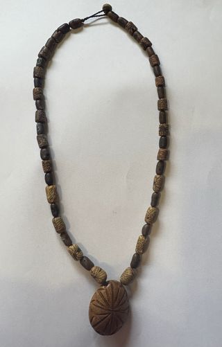 Collar étnico de semillas con medallón grande