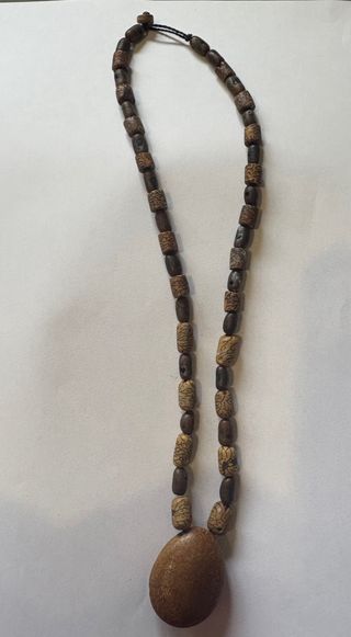 Collar étnico de semillas con medallón grande