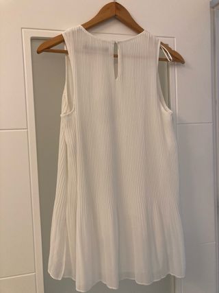 Blusa Zara blanca sin mangas plisada