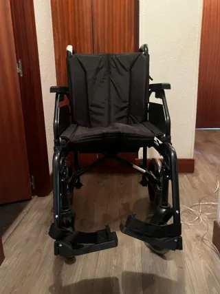 Silla de ruedas negra, nueva