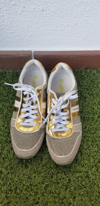Zapatillas estiloVersace Doradas y Blancas