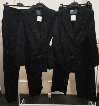 Traje negro con pedrería