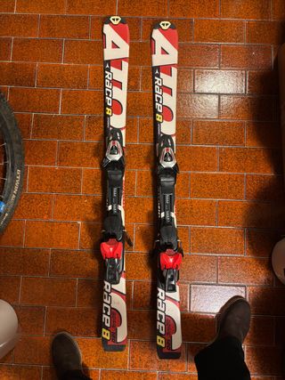 Esquís ATOMIC Race 8 Niños. Bastones de regalo.