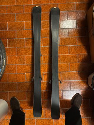 Esquís ATOMIC Race 8 Niños. Bastones de regalo.