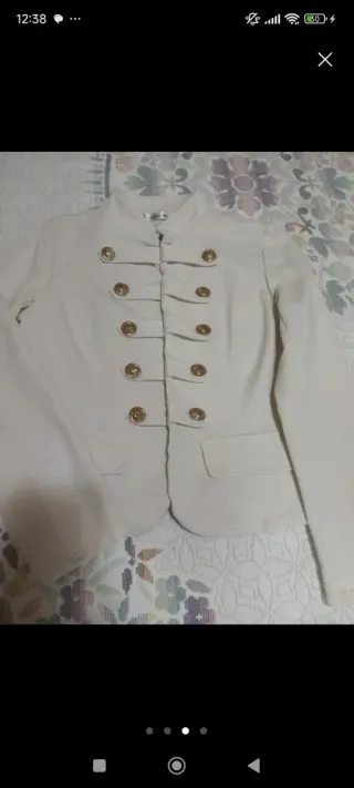 Blazer beige con botones dorados