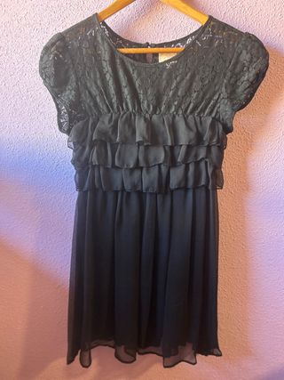 Top negro con encaje y volantes