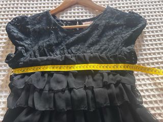 Top negro con encaje y volantes