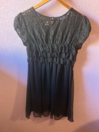 Top negro con encaje y volantes