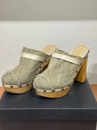 Zuecos de plataforma con tacón