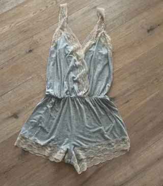 Pijama Oysho gris encaje