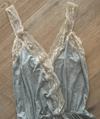 Pijama Oysho gris encaje