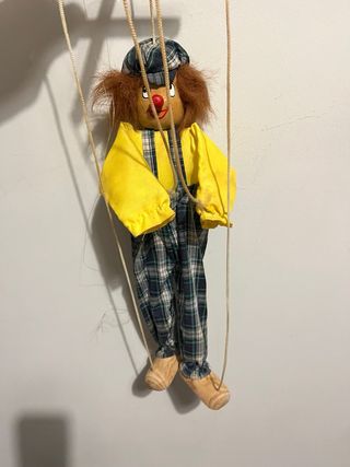 Marioneta payaso con traje de cuadros