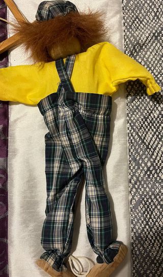 Marioneta payaso con traje de cuadros